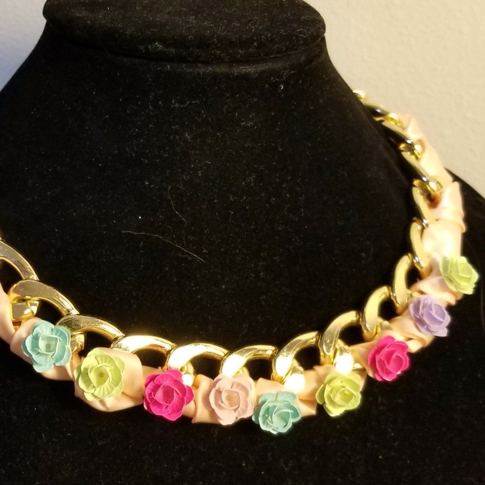 Flowered choker necklace